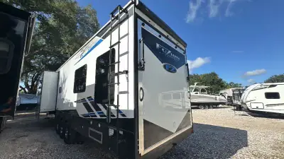 2023 Keystone Fuzion Fifth Wheel TH 430 photo 7