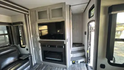 2023 Keystone Fuzion Fifth Wheel TH 430 photo 16