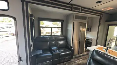 2023 Keystone Fuzion Fifth Wheel TH 430 photo 15