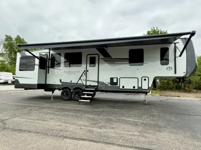 2025 Forest River Rockwood Signature R375RL photo 9