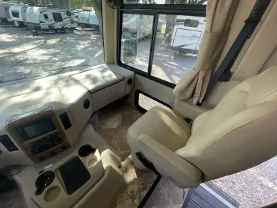 2017 Thor Motor Coach Windsport 29M photo 13