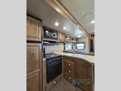 2018 Forest River Rockwood Signature Ultra Lite 8324BS photo 15