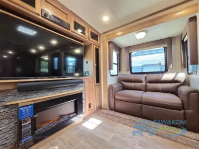 2018 Forest River Rockwood Signature Ultra Lite 8324BS photo 9