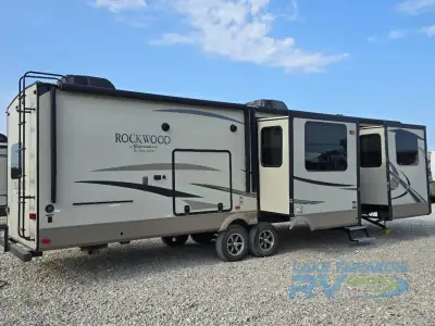 2018 Forest River Rockwood Signature Ultra Lite 8324BS photo 5