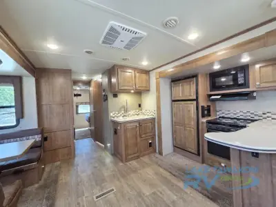 2018 Forest River Rockwood Signature Ultra Lite 8324BS photo 12