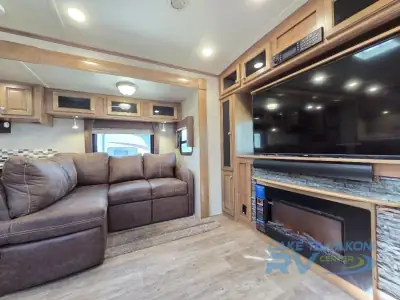 2018 Forest River Rockwood Signature Ultra Lite 8324BS photo 8
