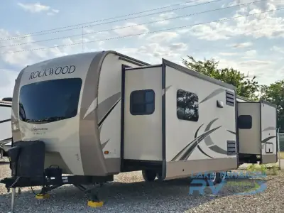 2018 Forest River Rockwood Signature Ultra Lite 8324BS photo 3