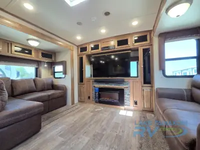 2018 Forest River Rockwood Signature Ultra Lite 8324BS photo 7