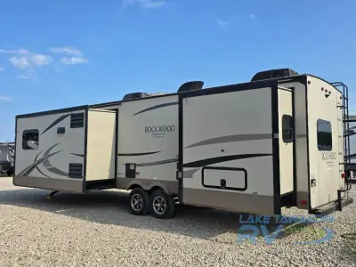 2018 Forest River Rockwood Signature Ultra Lite 8324BS photo 4