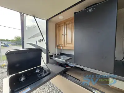 2018 Forest River Rockwood Signature Ultra Lite 8324BS photo 6