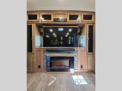 2018 Forest River Rockwood Signature Ultra Lite 8324BS photo 10