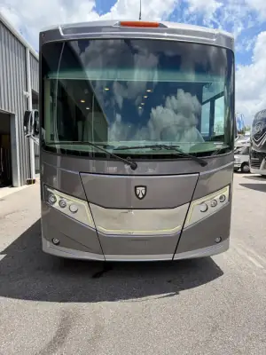 2022 Thor Motor Coach Palazzo 33.5 photo 2