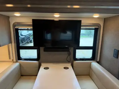 2022 Thor Motor Coach Palazzo 33.5 photo 13