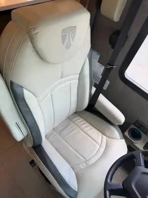 2022 Thor Motor Coach Palazzo 33.5 photo 29