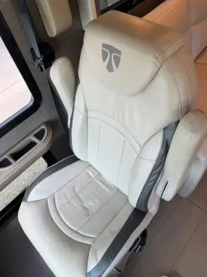 2022 Thor Motor Coach Palazzo 33.5 photo 32