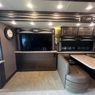 2018 Tiffin Motorhomes Phaeton 40 IH photo 6