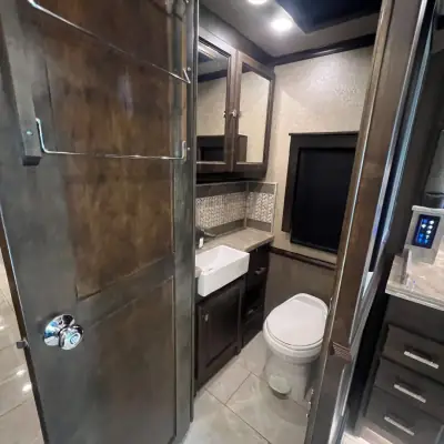 2018 Tiffin Motorhomes Phaeton 40 IH photo 11