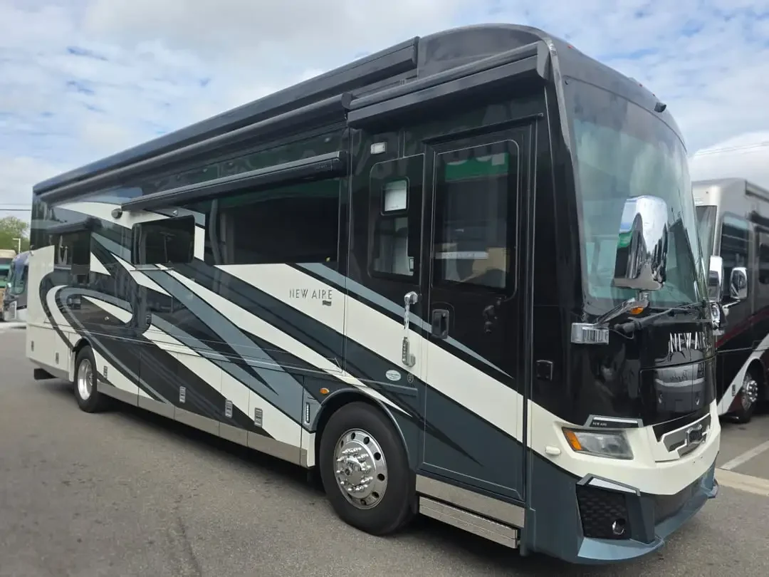 2022 Newmar New Aire 3545 exterior