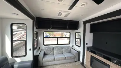 2018 Keystone Avalanche Fifth Wheel 365MB photo 12