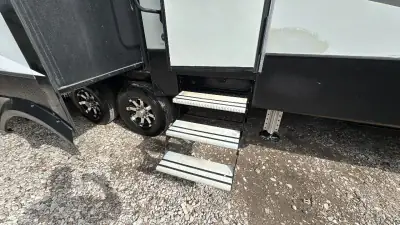 2018 Keystone Avalanche Fifth Wheel 365MB photo 50