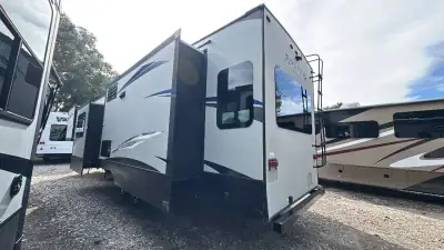 2018 Keystone Avalanche Fifth Wheel 365MB photo 6