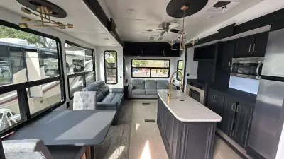 2018 Keystone Avalanche Fifth Wheel 365MB photo 11