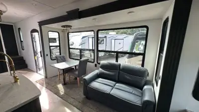 2018 Keystone Avalanche Fifth Wheel 365MB photo 13