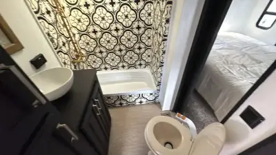 2018 Keystone Avalanche Fifth Wheel 365MB photo 25