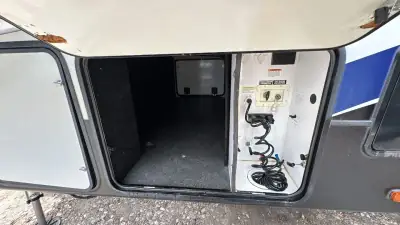 2018 Keystone Avalanche Fifth Wheel 365MB photo 5