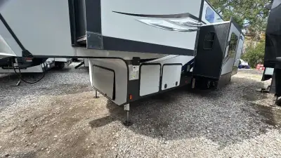 2018 Keystone Avalanche Fifth Wheel 365MB photo 56