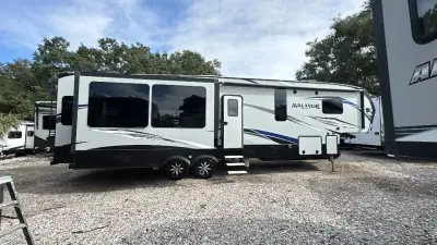 2018 Keystone Avalanche Fifth Wheel 365MB photo 64