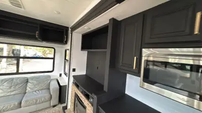 2018 Keystone Avalanche Fifth Wheel 365MB photo 44