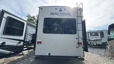 2018 Keystone Avalanche Fifth Wheel 365MB photo 7