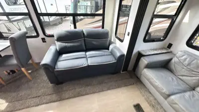 2018 Keystone Avalanche Fifth Wheel 365MB photo 47