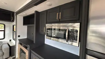 2018 Keystone Avalanche Fifth Wheel 365MB photo 43