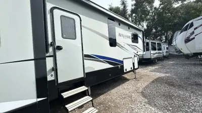 2018 Keystone Avalanche Fifth Wheel 365MB photo 9