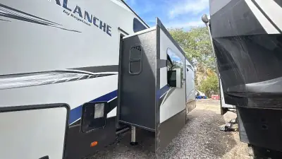 2018 Keystone Avalanche Fifth Wheel 365MB photo 58