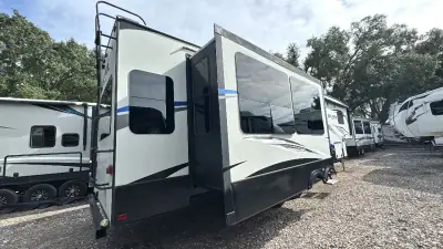 2018 Keystone Avalanche Fifth Wheel 365MB photo 8