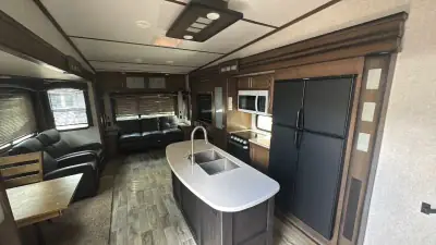 2019 Keystone Cougar Fifth Wheel 361RLW photo 10