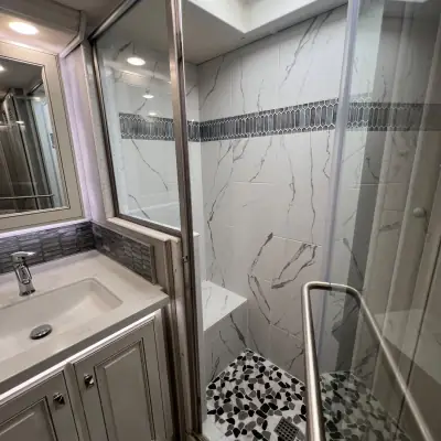 2022 Fleetwood Discovery LXE 40M photo 17