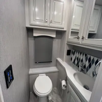 2022 Fleetwood Discovery LXE 40M photo 12