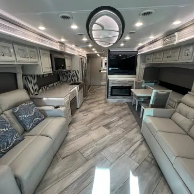 2022 Fleetwood Discovery LXE 40M photo 5