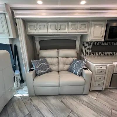 2022 Fleetwood Discovery LXE 40M photo 7