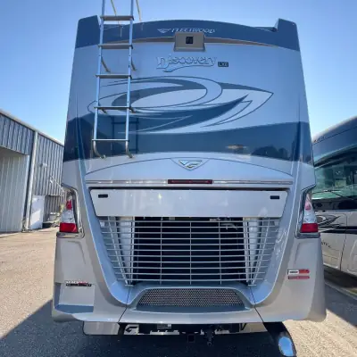 2022 Fleetwood Discovery LXE 40M photo 4