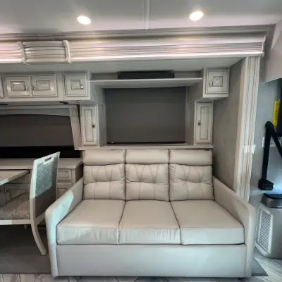 2022 Fleetwood Discovery LXE 40M photo 6