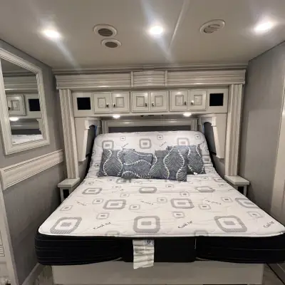 2022 Fleetwood Discovery LXE 40M photo 13