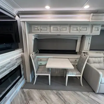 2022 Fleetwood Discovery LXE 40M photo 10