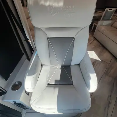 2022 Fleetwood Discovery LXE 40M photo 20