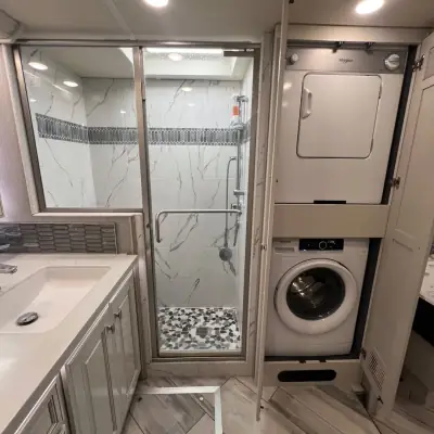 2022 Fleetwood Discovery LXE 40M photo 18