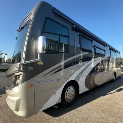 2022 Fleetwood Discovery LXE 40M photo 3